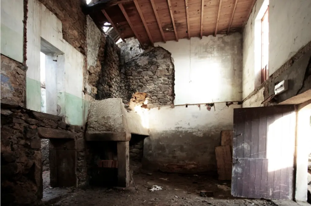 Estado previo interior de la construcción en Finisterre.