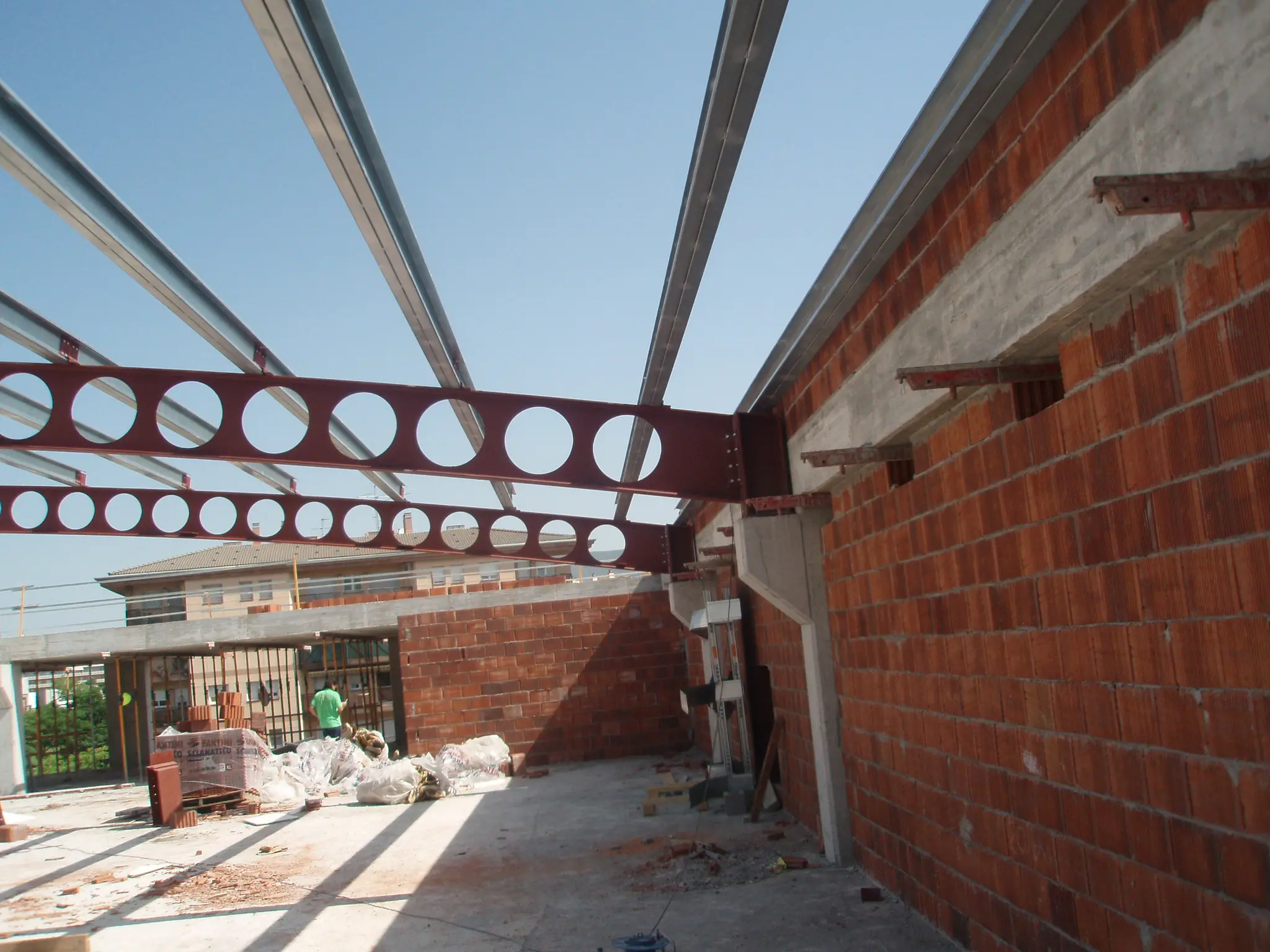 Estructura metálica del Mercat Municipal d’Abrera durante la ejecución