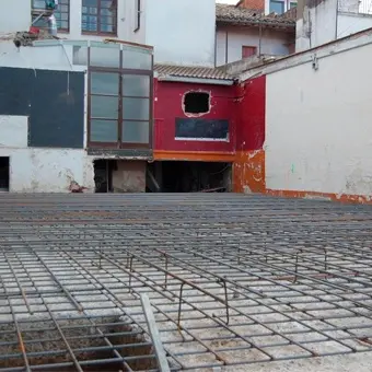 Forjado armado durante la ejecución de la sala polivalente