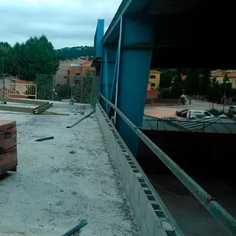 Estructura metálica durante la ejecución de la sala polivalente.