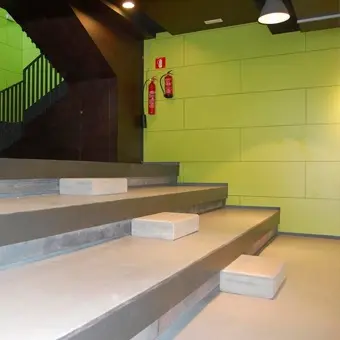 Escalera interior terminada de la sala polivalente.