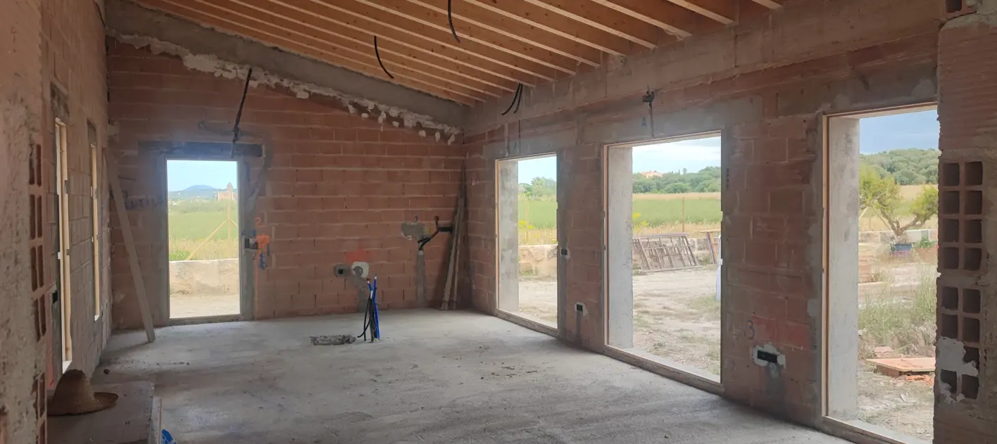 Interior de la vivienda unifamiliar en Petra, Mallorca, durante la ejecución.