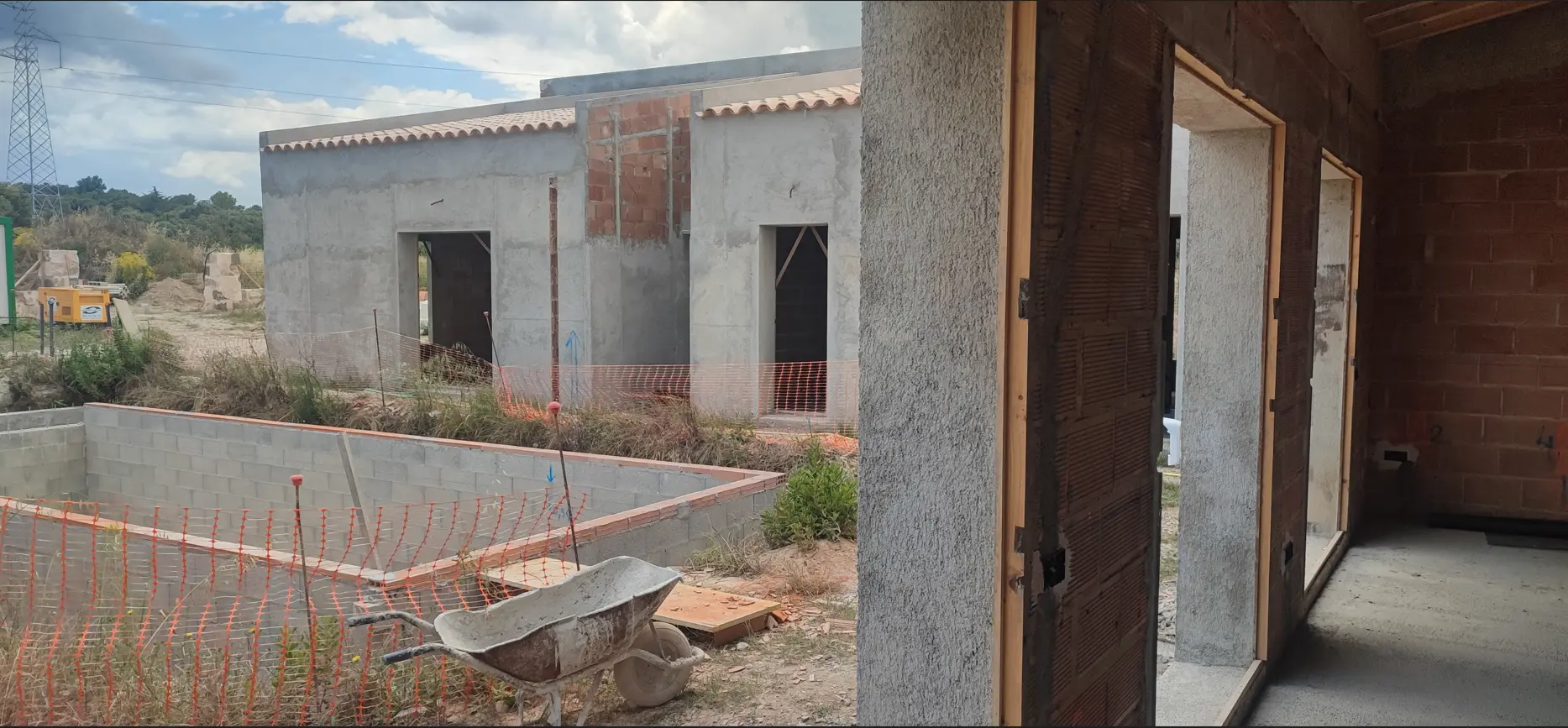 Porche y patio de la vivienda unifamiliar en Petra, Mallorca, durante la ejecución.