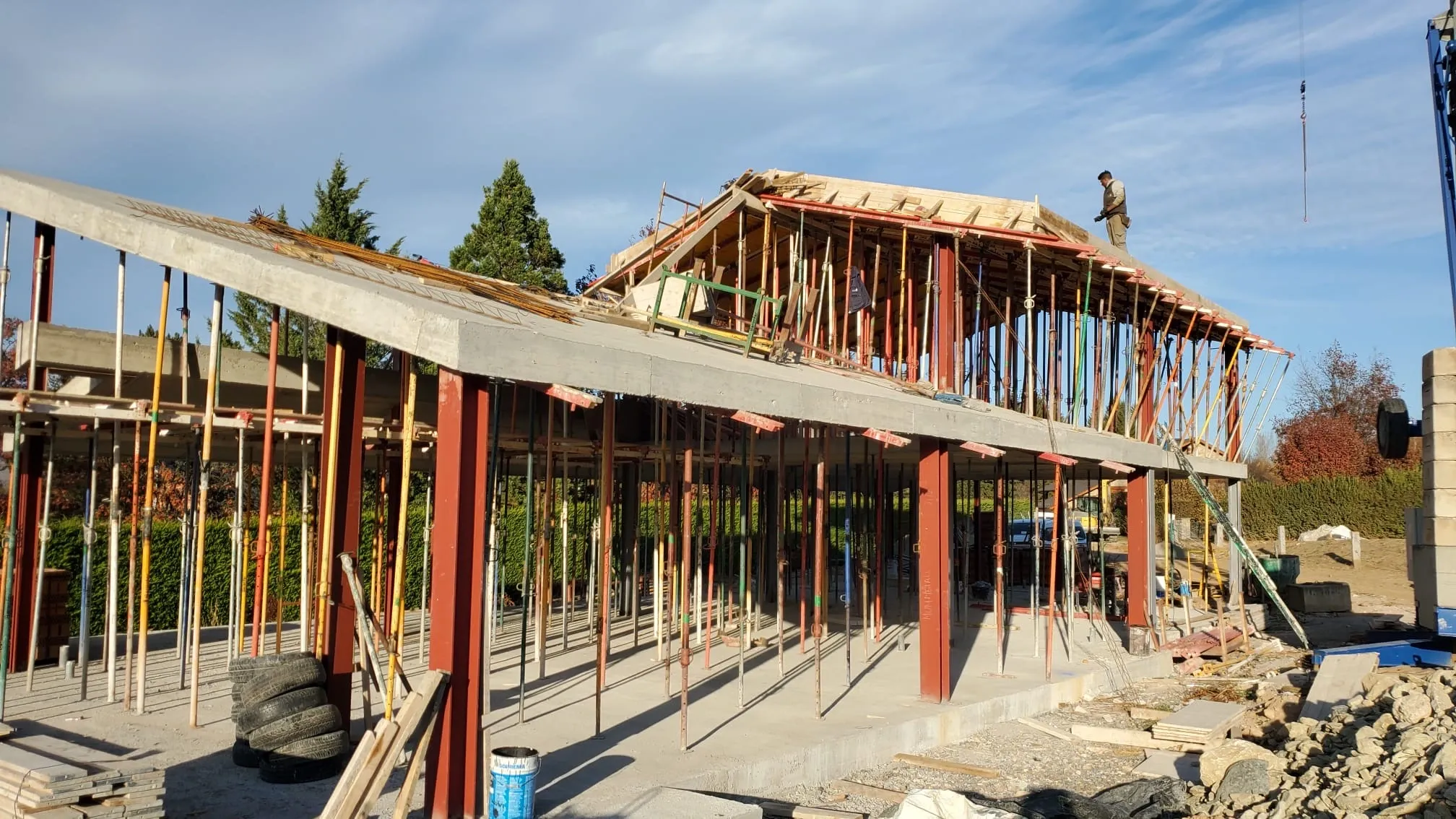 Estructura y encofrado de la vivienda durante la ejecución