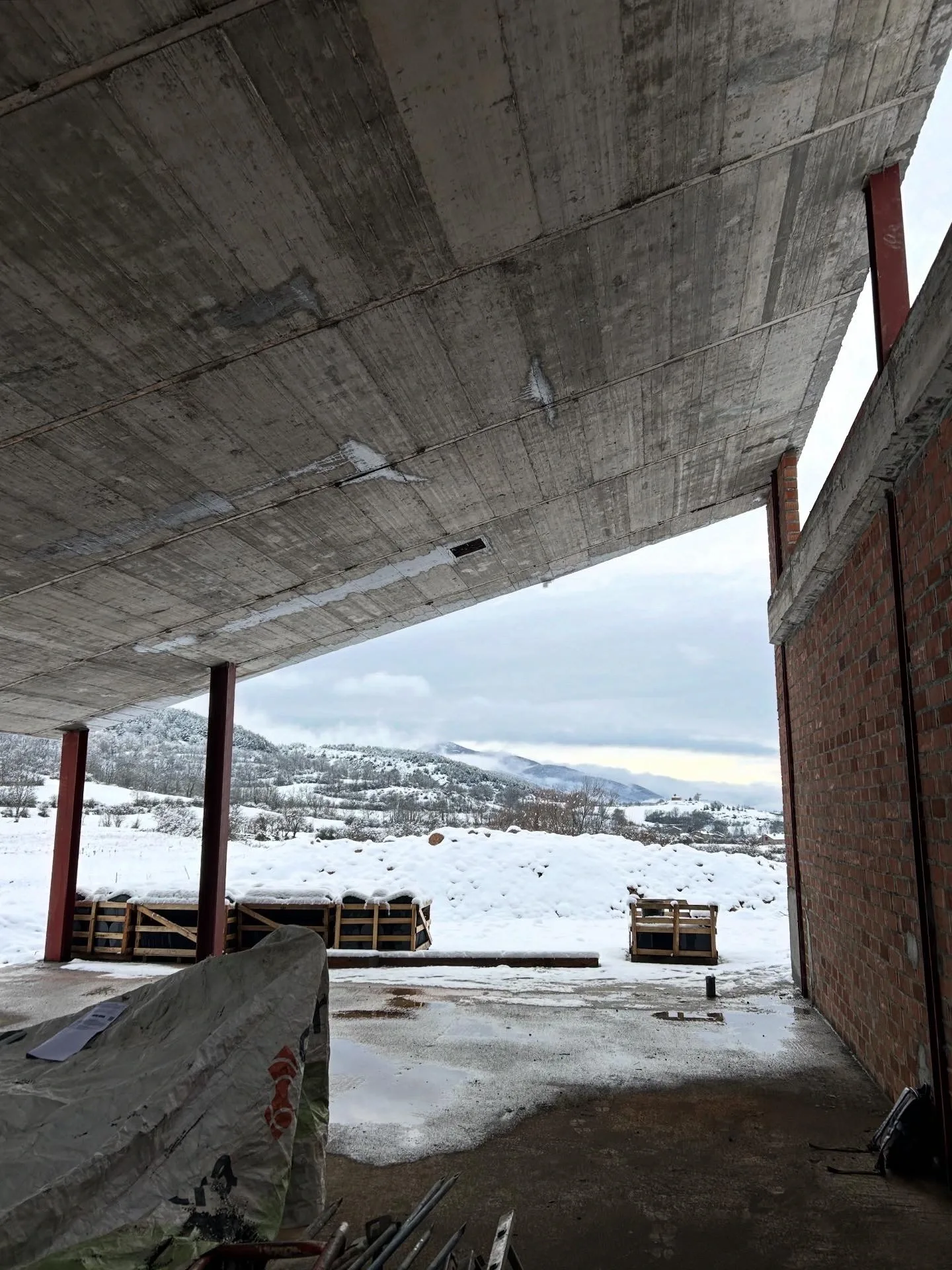 Obra en construcción durante una nevada