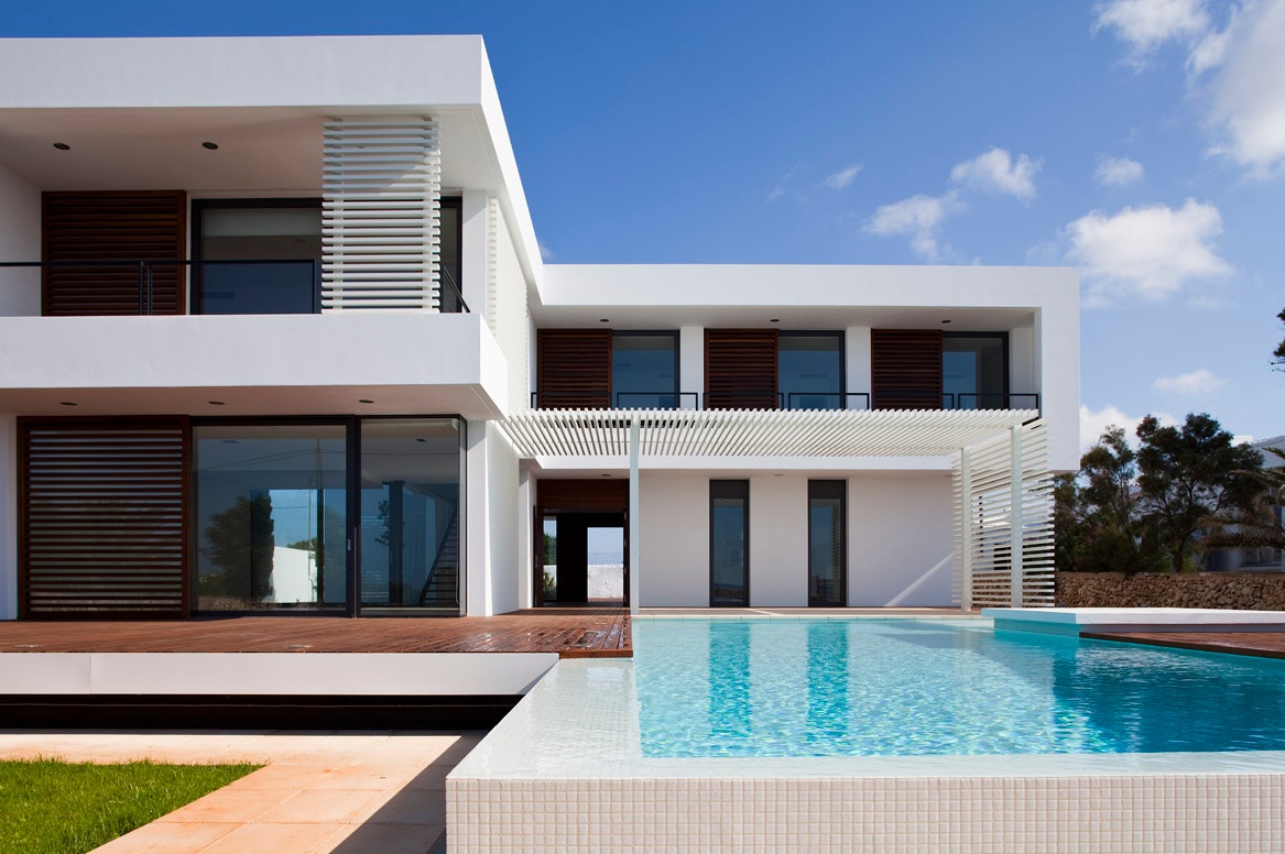 Fachada de Casa Menorca terminada junto a la piscina.