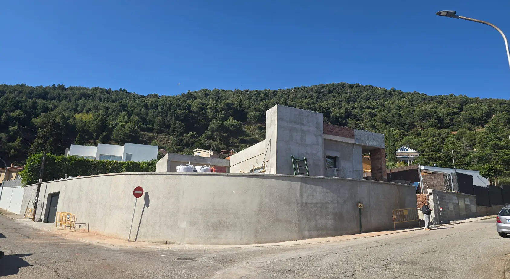 La obra de la vivienda unifamiliar en Vilassar, vista desde la calle.