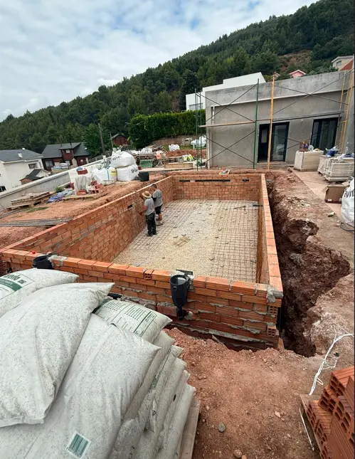 Ejecución de la piscina y cimentación.